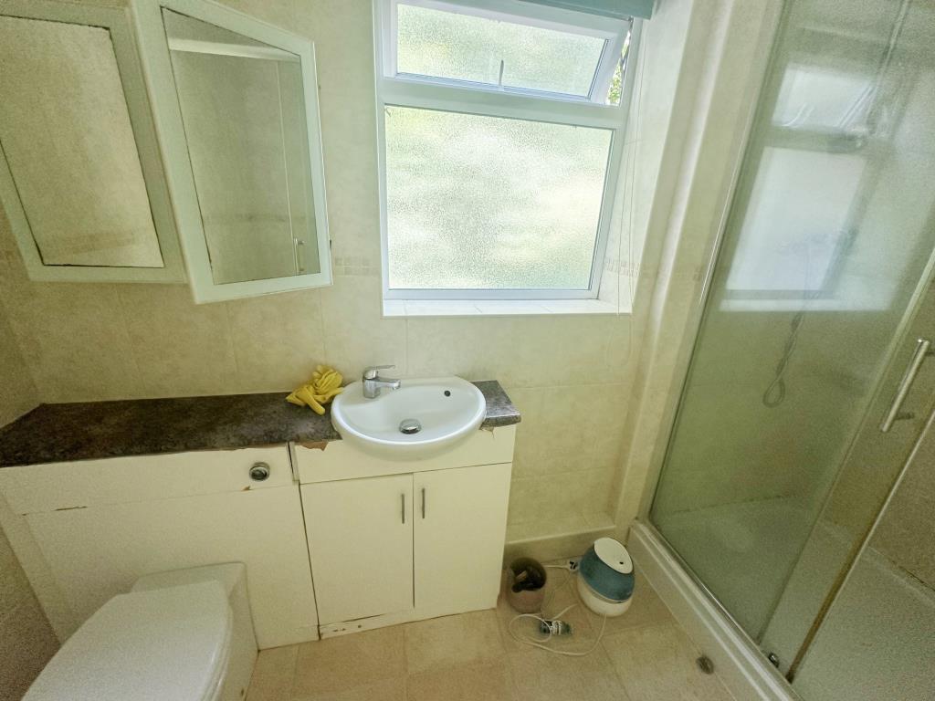 Lot: 52 - VACANT HOUSE FOR IMPROVEMENT - Shower room with W.C.